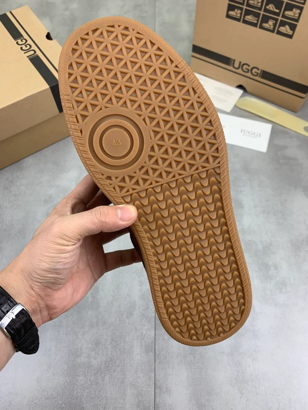 Men's shoes 💰P520 New arrival 🆕🆕🆕 26 new IUGGI men's moral training shoes Winter lace-up low-cut casual men's shoes Outer layer of cowhide, rubber outsole, lining with wool, comfortable and breathable💯 Versatile winter essentials👌 Transform your feet into the brightest "boy"❗️ Size: 39-44 Three colors